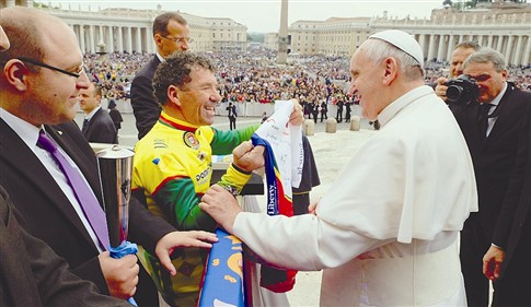 Carlos Vieira entregou camisola da sele��o ao papa