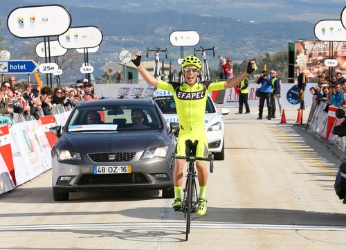 Joni Brand�o trepa para a vit�ria