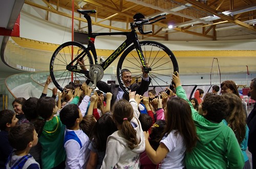 Centenas de crian�as pedalam e brincam no Vel�dromo