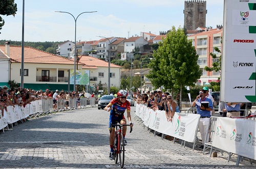 Andr� Domingues ataca de longe e conquista a camisola amarela