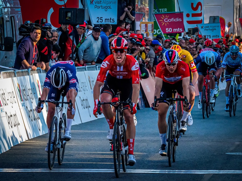 Cees Bol domina na chegada a Tavira