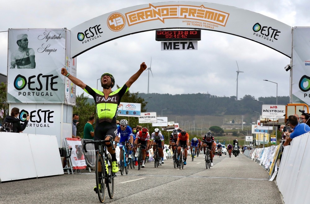 Luís Mendonça sprinta de longe para a camisola amarela