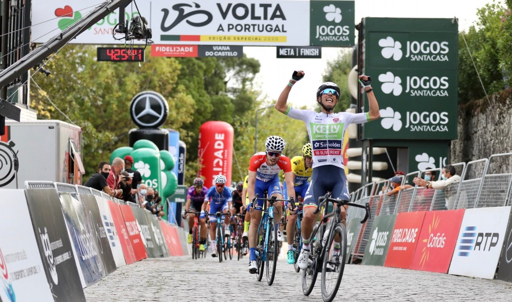 Lu�s Gomes ergue os bra�os na Santa Luzia 