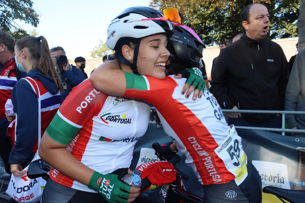 Sofia Gomes e Beatriz Roxo resistem em corrida marcada pelas quedas