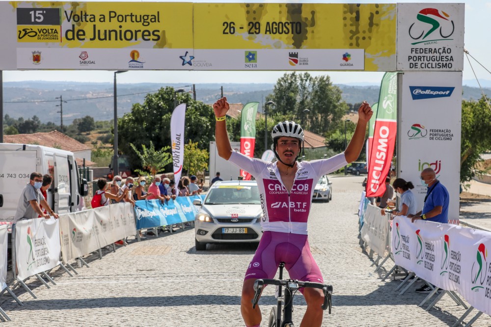 António Morgado vence a primeira etapa isolado e veste a amarela