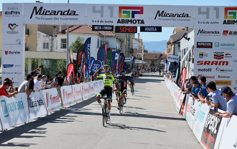 Rafael Reis vence ao sprint a primeira etapa do Grande Prémio Abimota