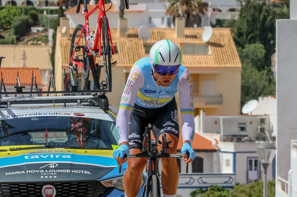 Aleksandr Grigorev ataca de longe para conquistar Viana