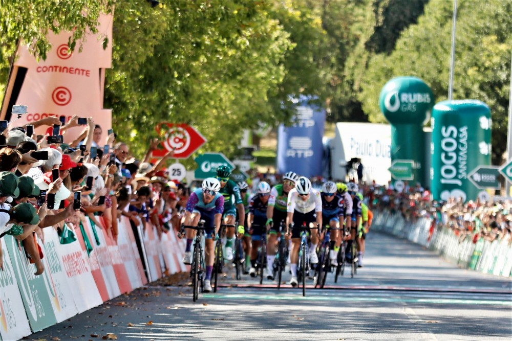 Scott McGill impe-se em sprint atribulado