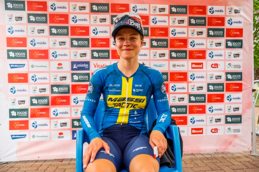 Nathalie Eklund triunfa com autoridade no prólogo