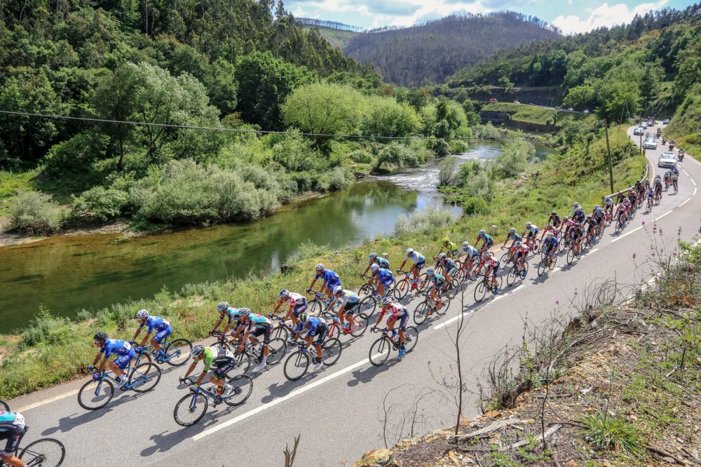Ciclismo profissional mostra-se na regi�o de Aveiro