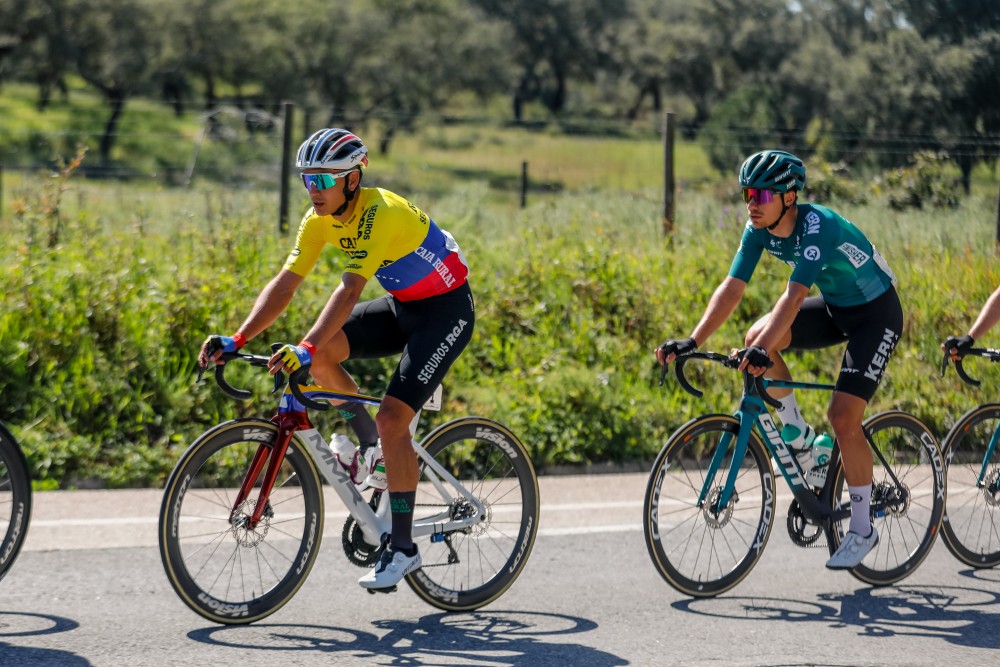 Adrin Bustamante vence etapa e Orluis Aular veste-se de amarelo