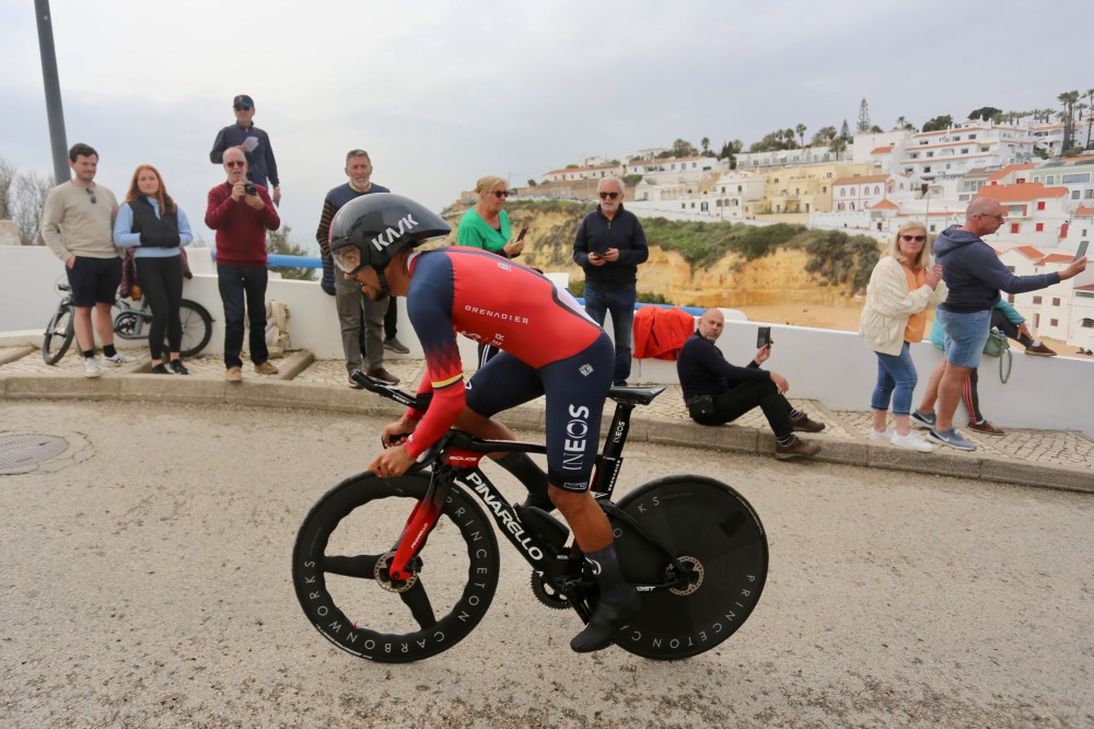 Daniel Martnez conquista a Volta e Stefan Kng vence o contrarrelgio