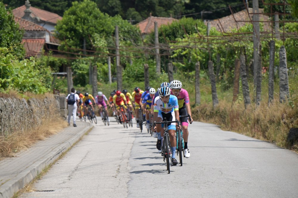 Peloto jnior pedala no Minho com toque internacional