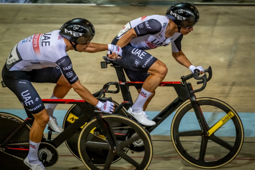 Gmeos Oliveira e Maria Martins puxam pelos gales