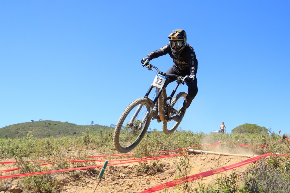 Jack Reading conquista Downhill Internacional Serra do Caramulo