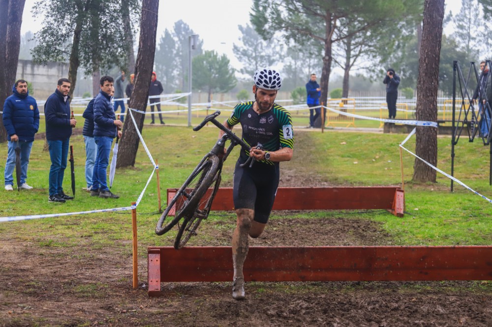 Arranque da época de ciclocrosse e disputa do título de enduro em destaque