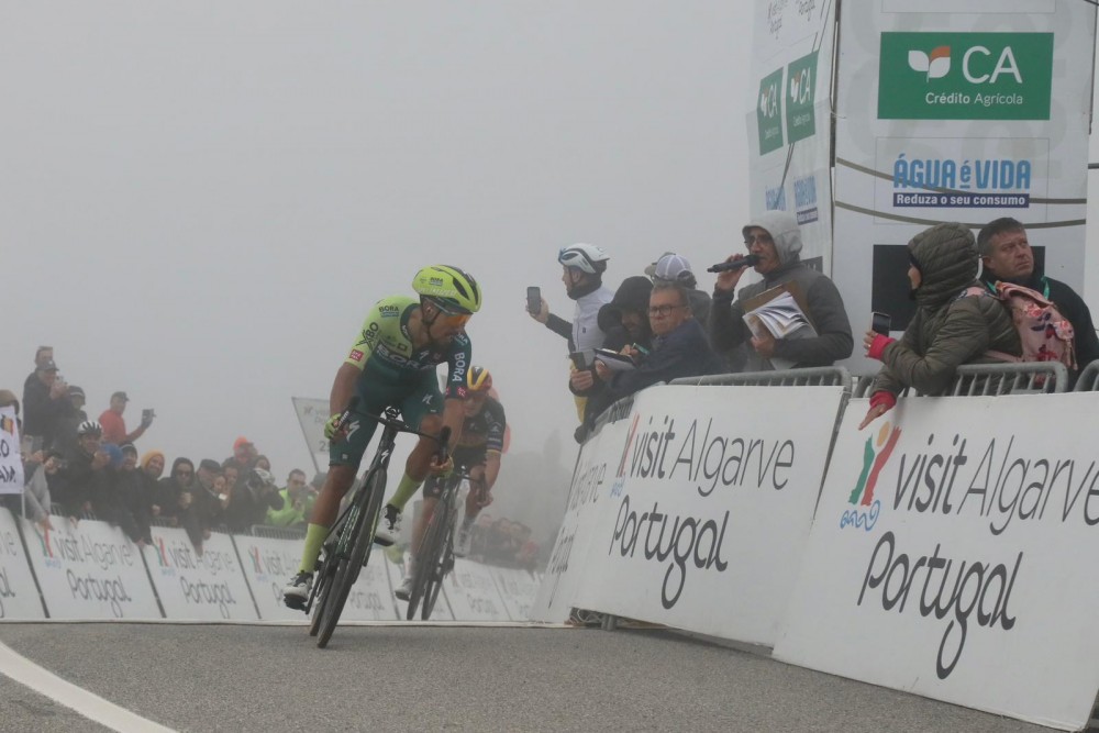 Daniel Martinez vence duelo com Remco Evenepoel na Fia