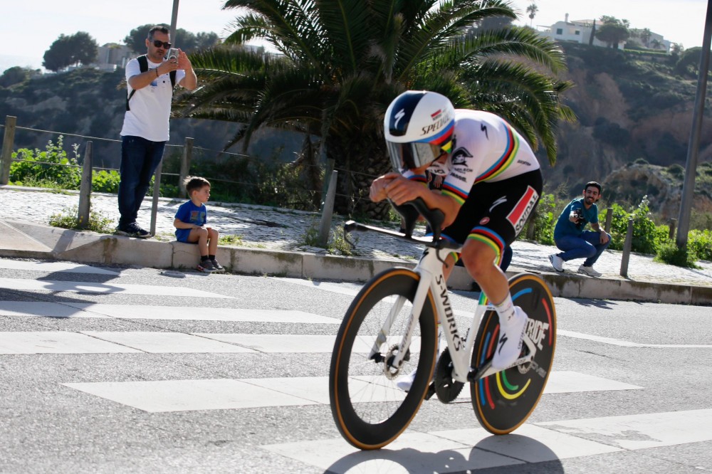 Remco Evenepoel transforma arco-ris em amarelo-vivo