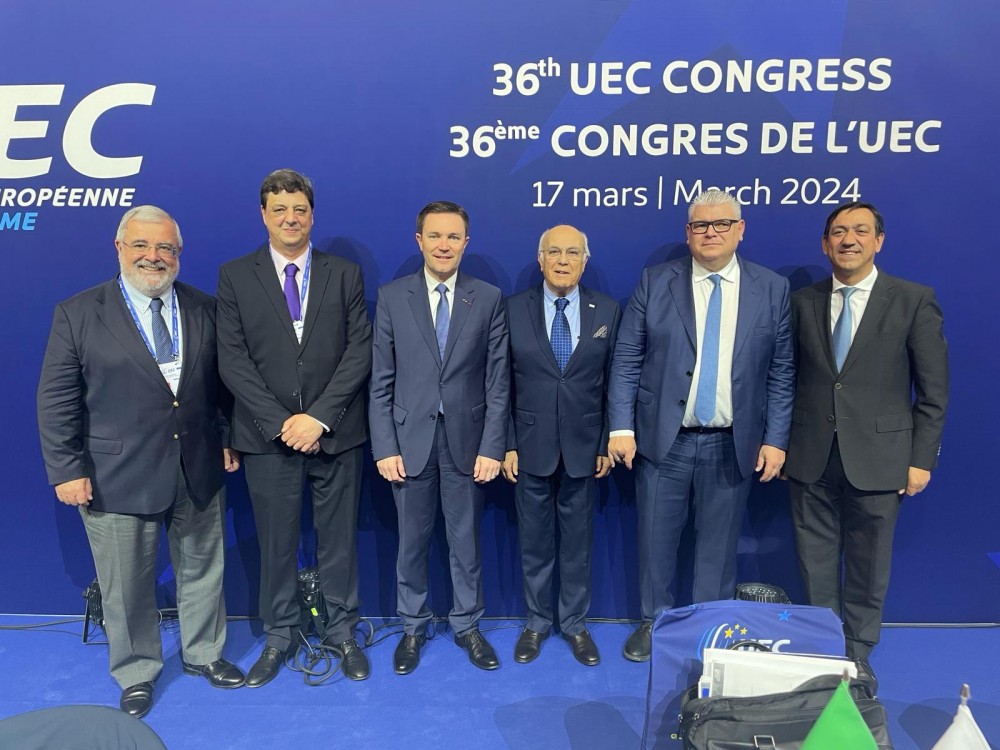 Artur Lopes recebe a Licen�a de Ouro da UEC