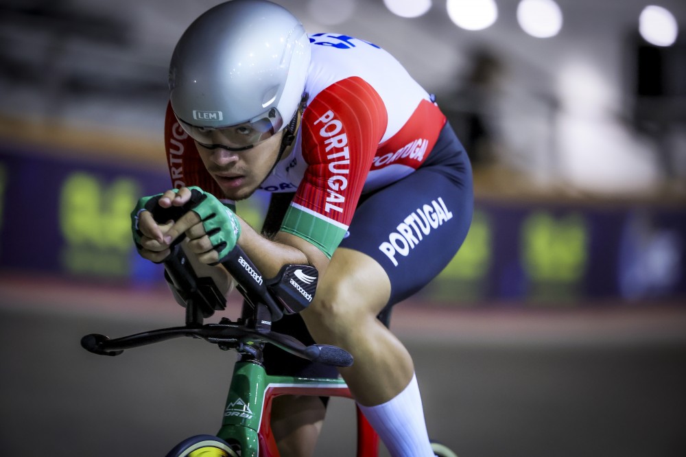Dois jovens portugueses em pista na perseguio individual