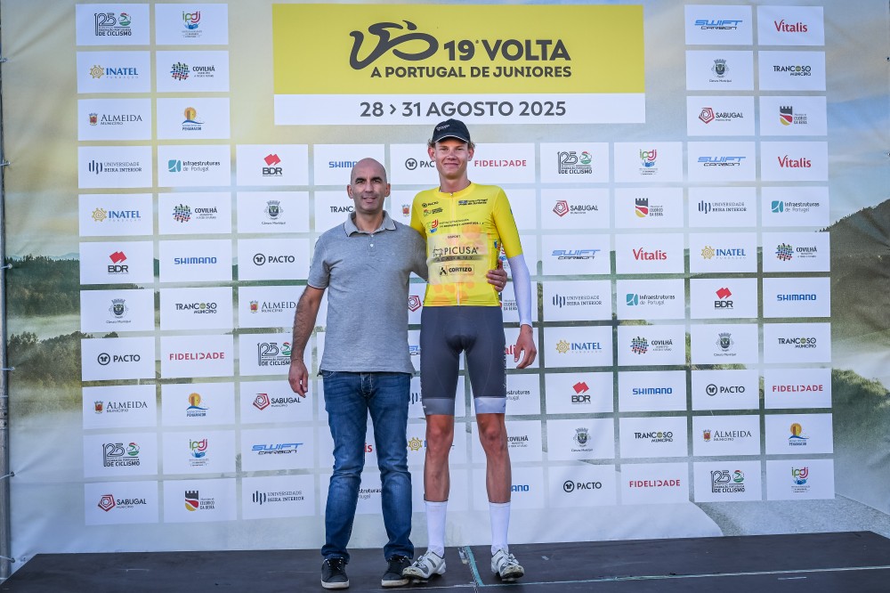 Carter Barnes  o novo camisola amarela da Volta a Portugal de Juniores depois de uma jornada com dose dupla