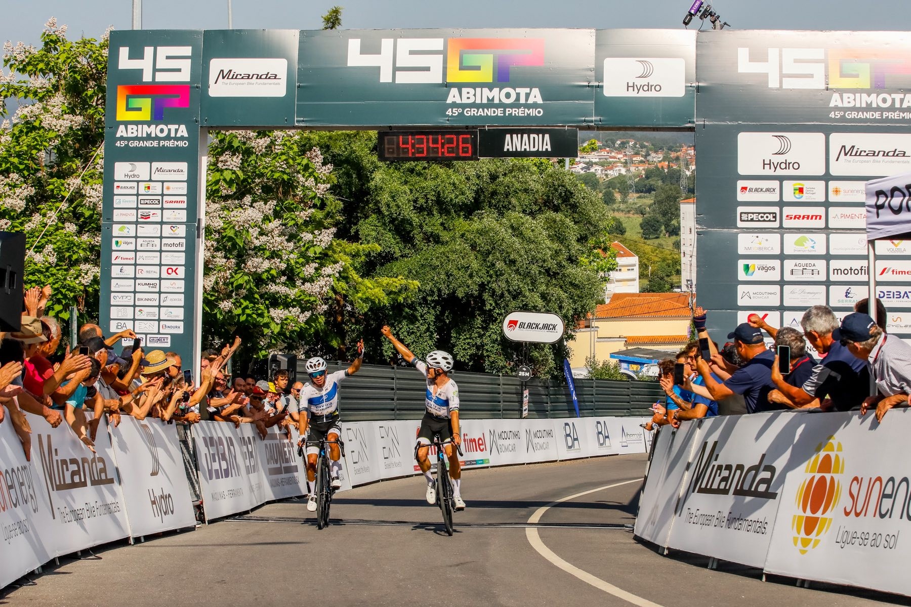 Pelot�o profissional percorre regi�o Centro no regresso do GP Abimota