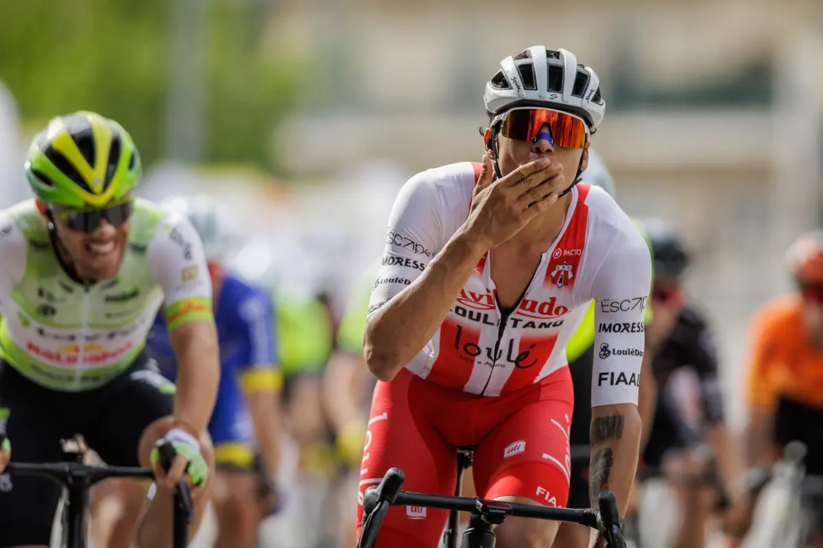 Tomas Contte imp�e-se ao sprint na primeira etapa do GP O Jogo/Leilosoc