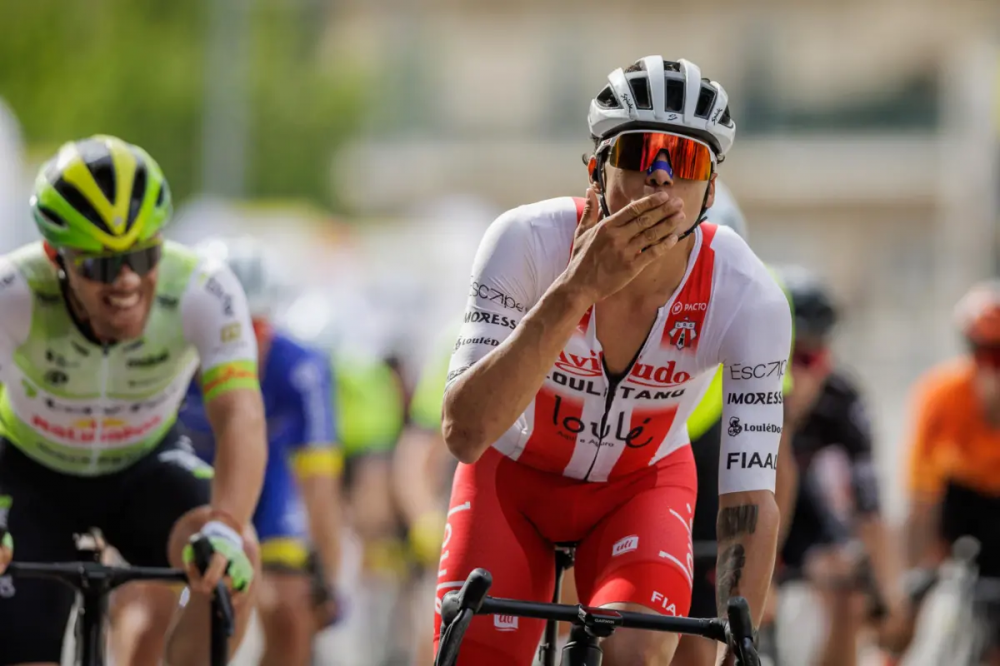 Tomas Contte imp�e-se ao sprint na primeira etapa do GP O Jogo/Leilosoc