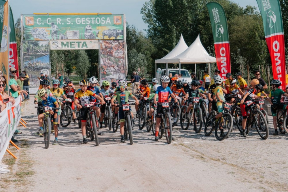 Jovens ciclistas animaram Santa Comba D�o no Encontro Regional de Escolas de BTT